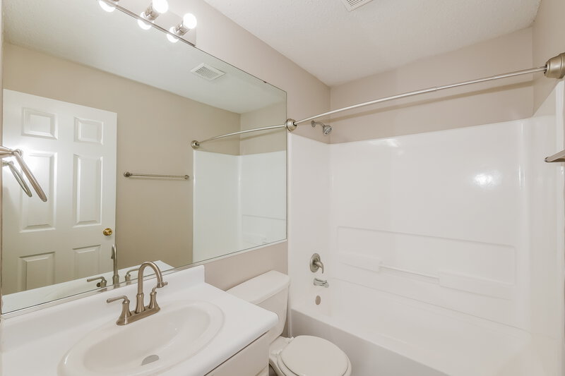 2,440/Mo, 7204 Parklake Pl Indianapolis, IN 46217 Main Bathroom View