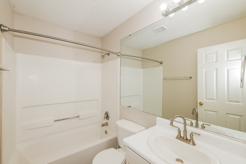 2,440/Mo, 7204 Parklake Pl Indianapolis, IN 46217 Bathroom View