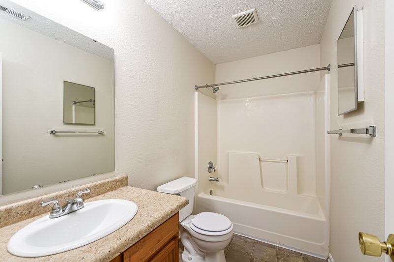 1,890/Mo, 10273 Sun Gold Ct Fishers, IN 46037 Main Bathroom View
