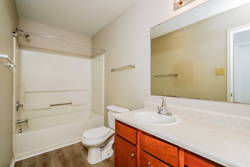 1,920/Mo, 10813 Timothy Ln Indianapolis, IN 46231 Main Bathroom View