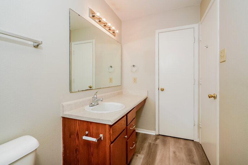 1,920/Mo, 10813 Timothy Ln Indianapolis, IN 46231 Main Bathroom View 2