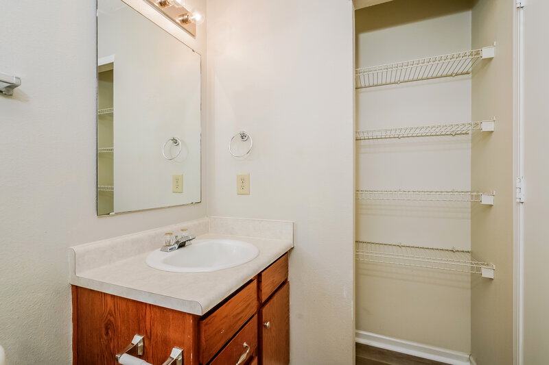 1,920/Mo, 10813 Timothy Ln Indianapolis, IN 46231 Bathroom View