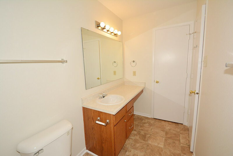 1,920/Mo, 10813 Timothy Ln Indianapolis, IN 46231 Master Bathroom View 2