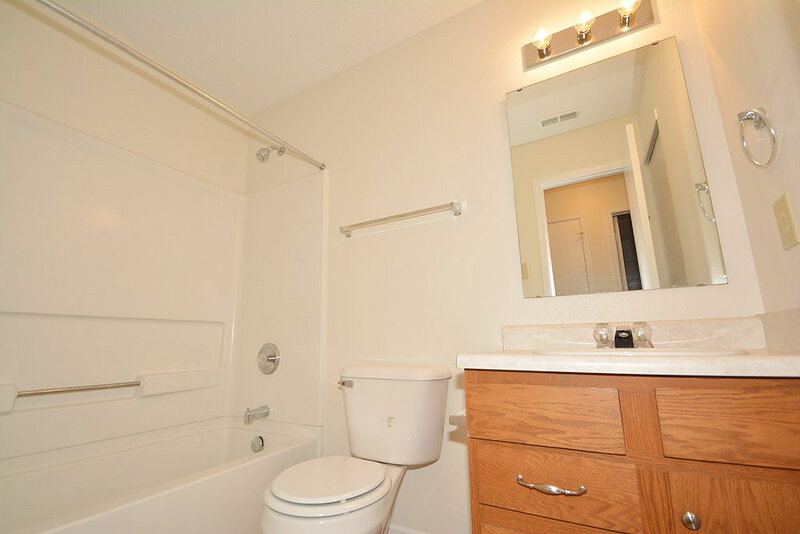 1,920/Mo, 10813 Timothy Ln Indianapolis, IN 46231 Bathroom View 2