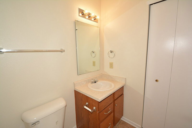 1,920/Mo, 10813 Timothy Ln Indianapolis, IN 46231 Bathroom View 3