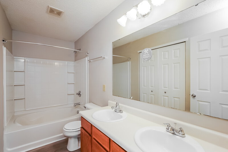 1,800/Mo, 10794 Albertson Dr Indianapolis, IN 46231 Main Bathroom View