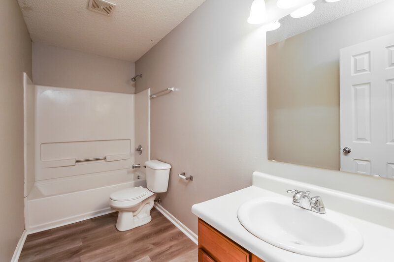 1,800/Mo, 10794 Albertson Dr Indianapolis, IN 46231 Bathroom View