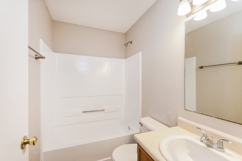 1,900/Mo, 16804 Lowell Dr Noblesville, IN 46060 Bathroom View