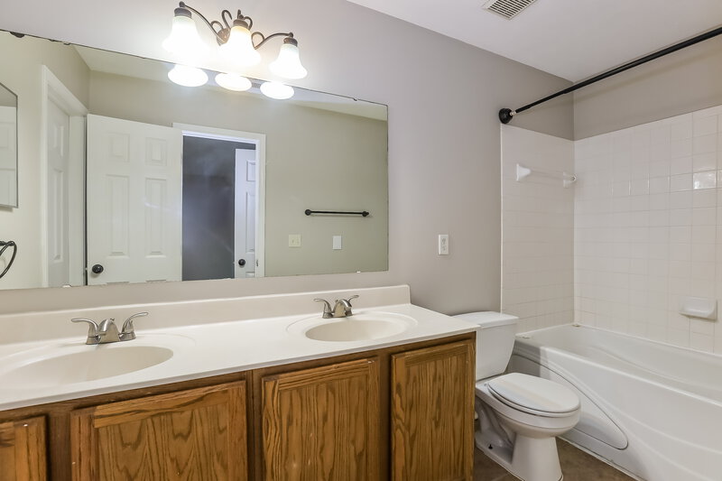 2,010/Mo, 7329 Kimble Dr Indianapolis, IN 46217 Main Bathroom View