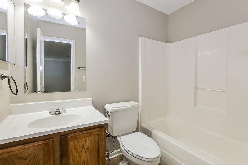 2,010/Mo, 7329 Kimble Dr Indianapolis, IN 46217 Bathroom View