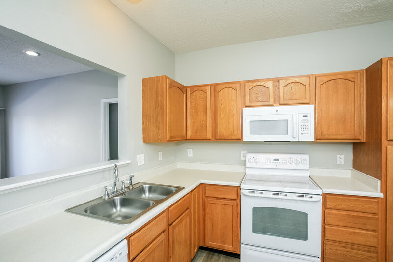 1,720/Mo, 1421 Dowell St Greenwood, IN 46143 Kitchen View