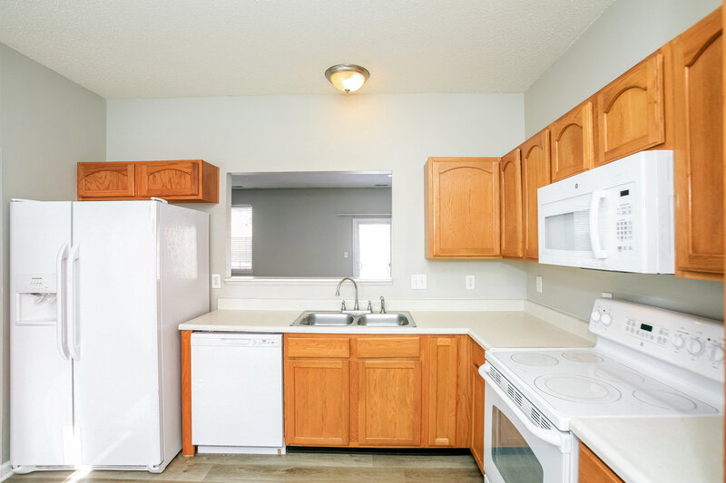 1,720/Mo, 1421 Dowell St Greenwood, IN 46143 Kitchen View 2