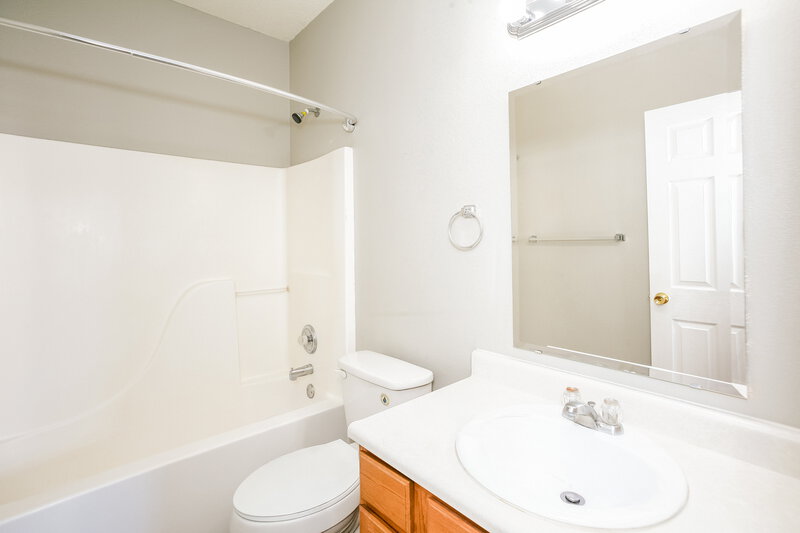 1,720/Mo, 1421 Dowell St Greenwood, IN 46143 Main Bathroom View