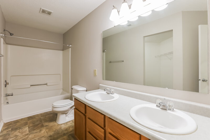 2,135/Mo, 10841 Zimmerman Ln Indianapolis, IN 46231 Main Bathroom View