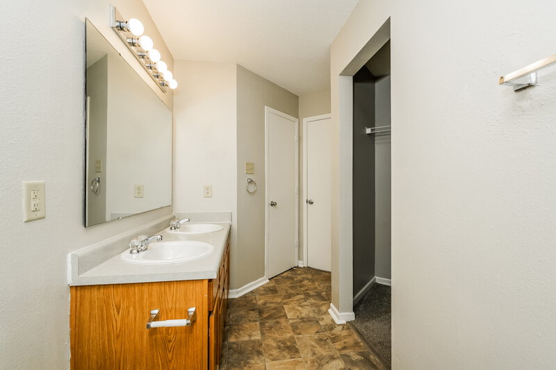 2,165/Mo, 10841 Zimmerman Ln Indianapolis, IN 46231 Main Bathroom View 2