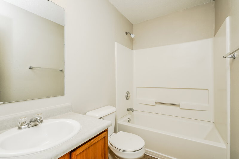 2,165/Mo, 10841 Zimmerman Ln Indianapolis, IN 46231 Bathroom View