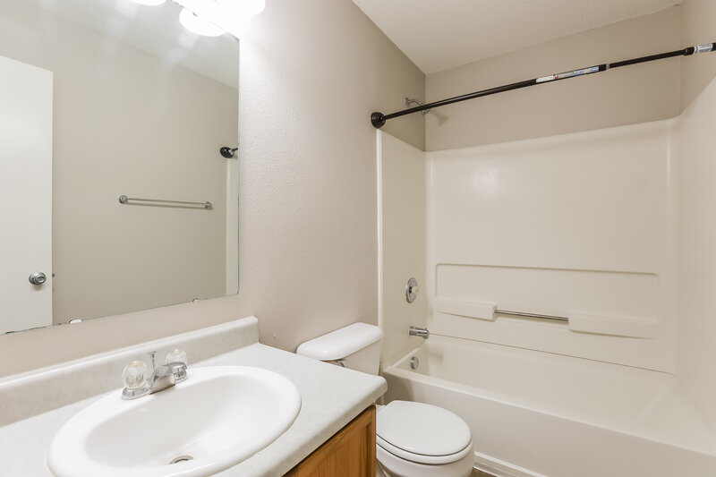 2,135/Mo, 10841 Zimmerman Ln Indianapolis, IN 46231 Bathroom View 2