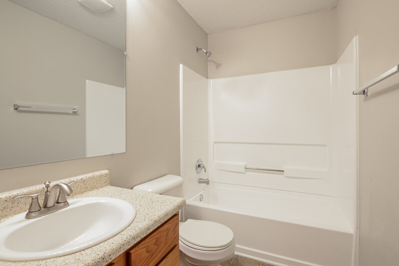 1,735/Mo, 1745 Brassica Way Indianapolis, IN 46217 Main Bathroom View