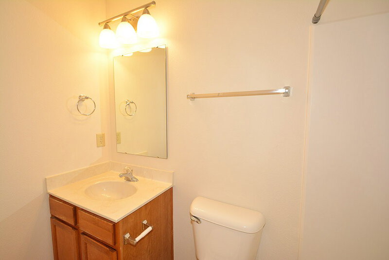 1,450/Mo, 12162 Maize Dr Noblesville, IN 46060 Bathroom View