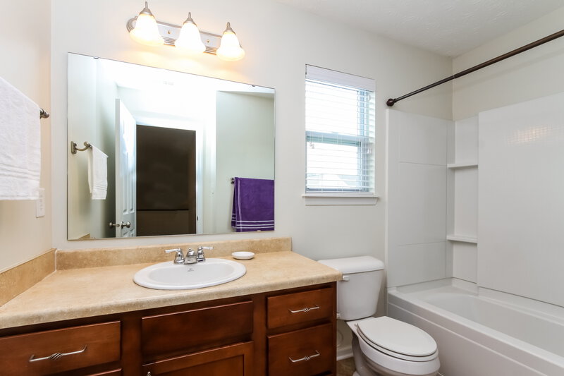 2,660/Mo, 13136 S Elster Way Fishers, IN 46037 Bathroom View