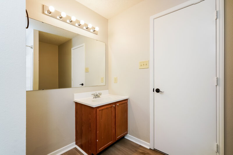 1,820/Mo, 5438 Grassy Bank Dr Indianapolis, IN 46237 Bathroom View 2