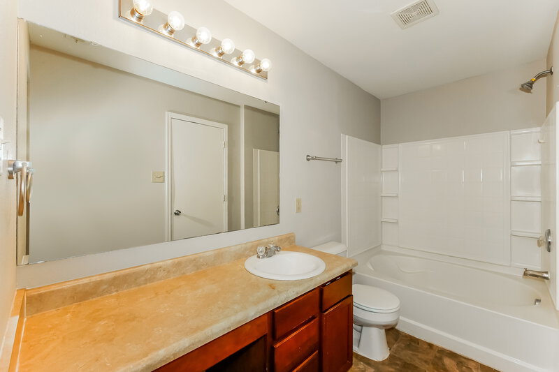 1,850/Mo, 10121 Cumberland Pointe Blvd Noblesville, IN 46060 Main Bathroom View