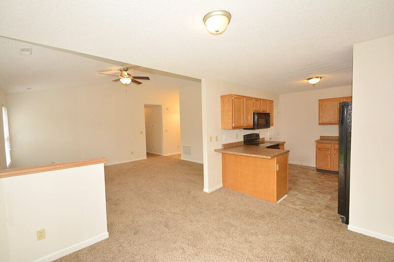 1,450/Mo, 645 Woodfield Cir Avon, IN 46123 Dining Area View 3