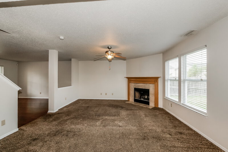 1,900/Mo, 10226 Homestead Dr Brownsburg, IN 46112 Family Room View 3