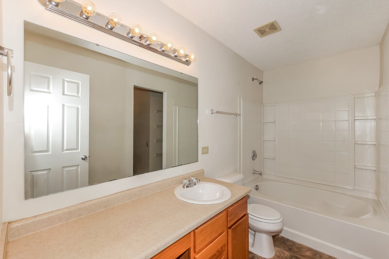 1,900/Mo, 10226 Homestead Dr Brownsburg, IN 46112 Main Bathroom View