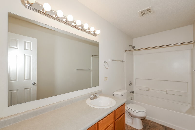 1,900/Mo, 10226 Homestead Dr Brownsburg, IN 46112 Bathroom View