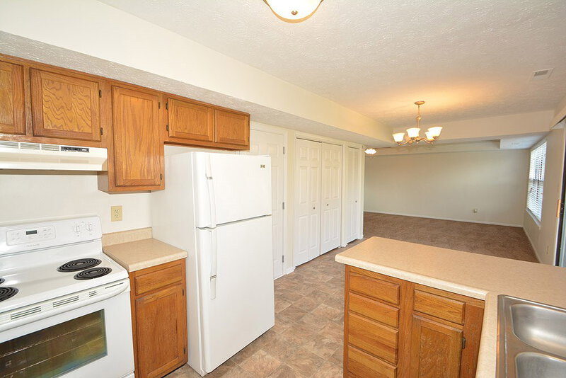 1,620/Mo, 6784 Dunsany Ln Indianapolis, IN 46254 Kitchen View 3