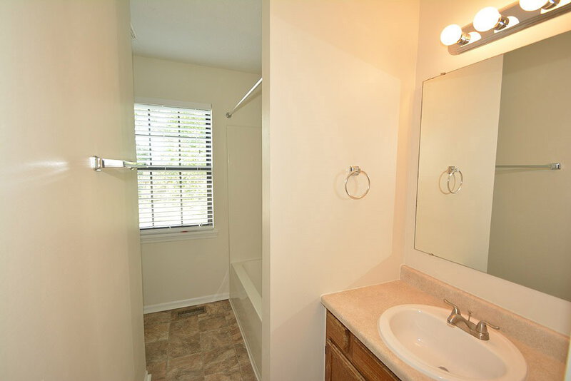1,620/Mo, 6784 Dunsany Ln Indianapolis, IN 46254 Bathroom View 2