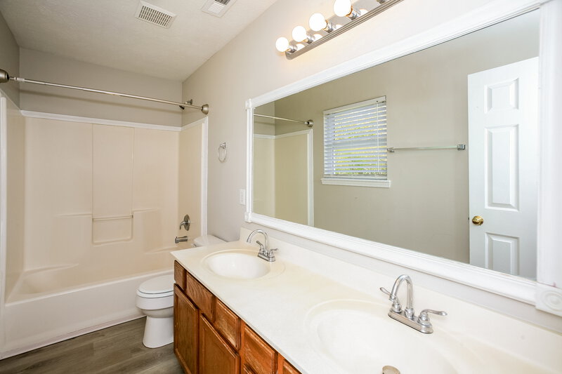 2,060/Mo, 3146 Crestwell Dr Indianapolis, IN 46268 Main Bathroom View