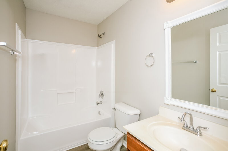 2,060/Mo, 3146 Crestwell Dr Indianapolis, IN 46268 Bathroom View