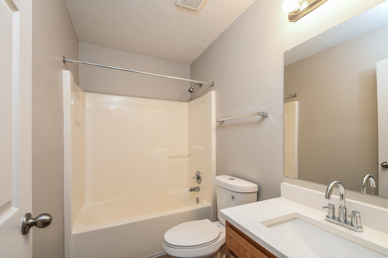 1,650/Mo, 15462 Ten Point Dr Noblesville, IN 46060 Main Bathroom View
