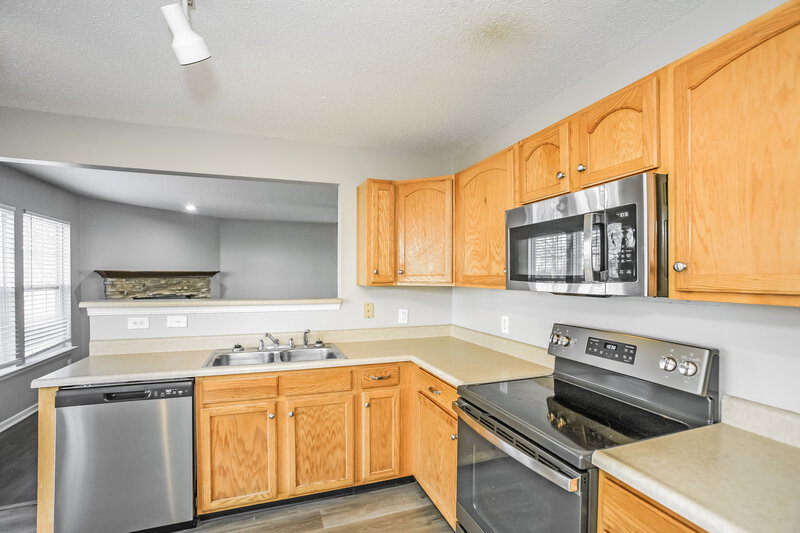 2,065/Mo, 10834 Timothy Ln Indianapolis, IN 46231 Kitchen View 2