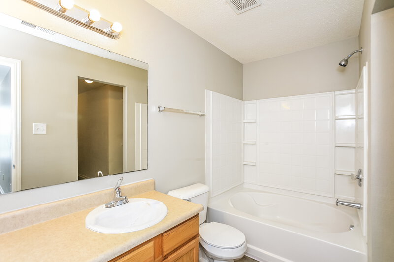 2,065/Mo, 10834 Timothy Ln Indianapolis, IN 46231 Main Bathroom View