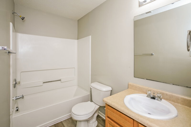 2,065/Mo, 10834 Timothy Ln Indianapolis, IN 46231 Bathroom View