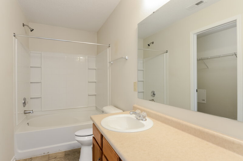 1,835/Mo, 2015 Morning Light Ln Greenwood, IN 46143 Main Bathroom View