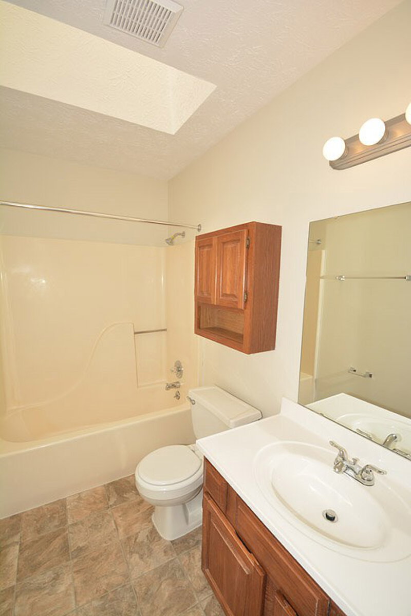 1,655/Mo, 3628 Crickwood Ct Indianapolis, IN 46268 Bathroom View 2