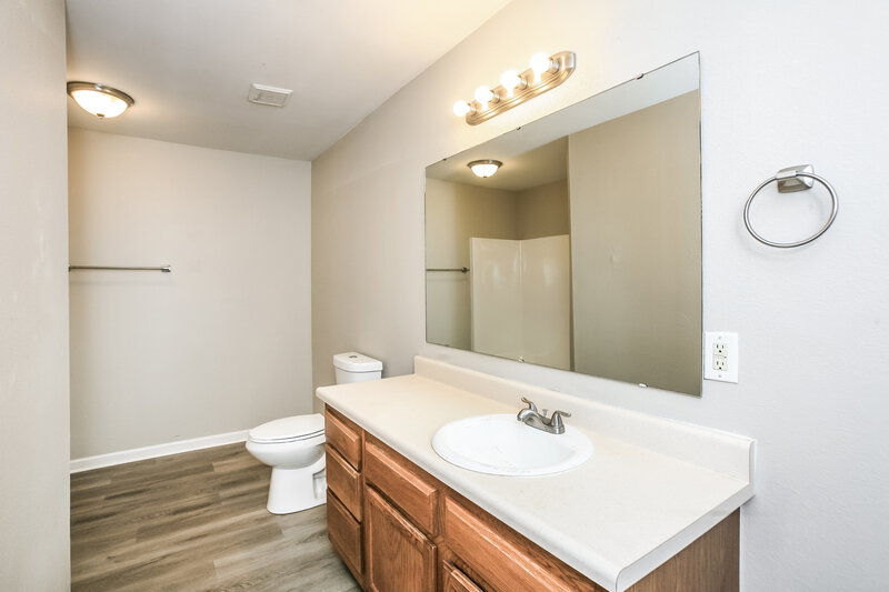 1,915/Mo, 1684 Creekside Dr Brownsburg, IN 46112 Main Bathroom View