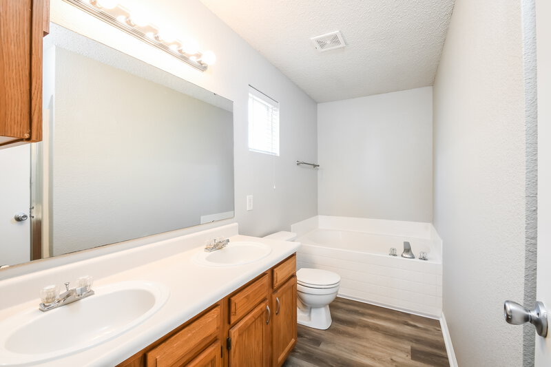 1,605/Mo, 5550 Wood Hollow Dr Indianapolis, IN 46239 Main Bathroom View