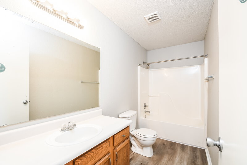 1,605/Mo, 5550 Wood Hollow Dr Indianapolis, IN 46239 Bathroom View