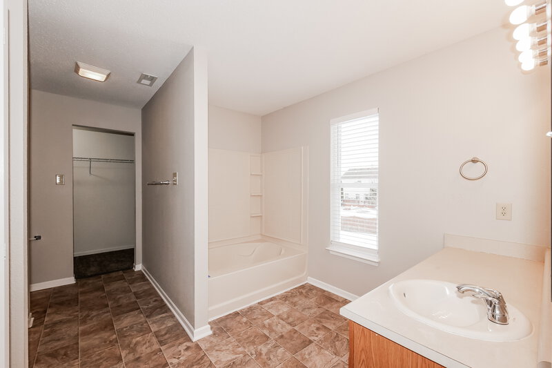 2,575/Mo, 5636 N Littleton Dr McCordsville, IN 46055 Main Bathroom View 2