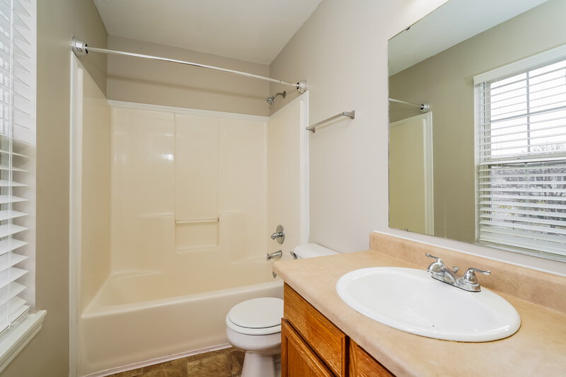 1,950/Mo, 6439 Kelsey Dr Indianapolis, IN 46268 Main Bathroom View
