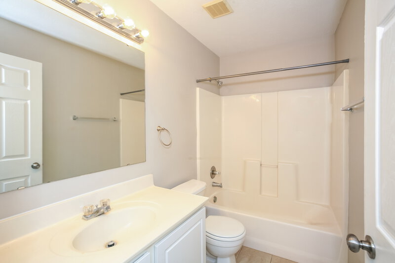 2,355/Mo, 11940 Jesterwood Dr Fishers, IN 46037 Main Bathroom View