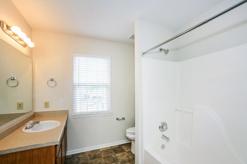 1,650/Mo, 7611 Buck Run Ct Indianapolis, IN 46217 Main Bathroom View