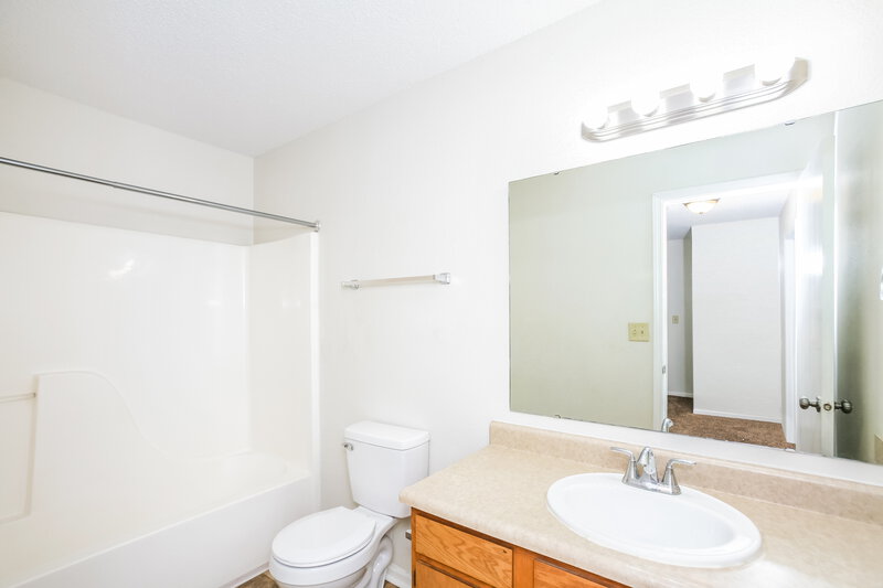 1,650/Mo, 7611 Buck Run Ct Indianapolis, IN 46217 Bathroom View