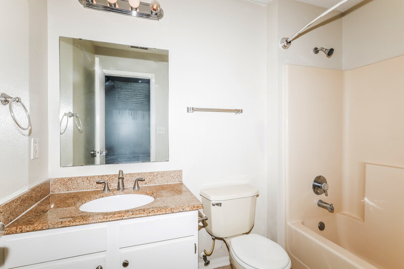 1,980/Mo, 7394 Tassel Ct Avon, IN 46123 Main Bathroom View