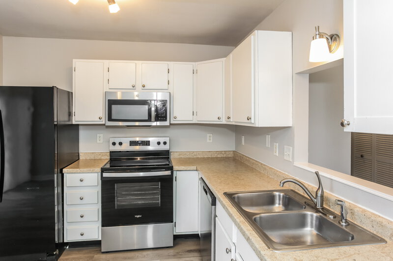 1,755/Mo, 2335 Layton Park Dr Indianapolis, IN 46239 Kitchen View 2